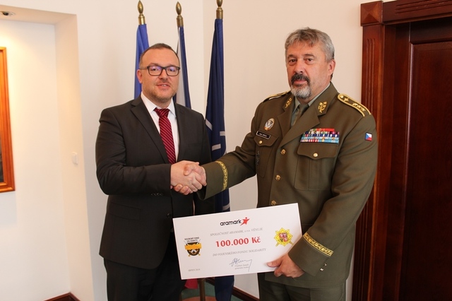 Ilustrační obrázek ke článkuGenerál Opata převzal šek, který pomůže rodinám tří vojáků padlých v Afghánistánu