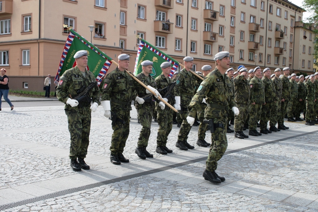 Praporečníci přináší bojové prapory