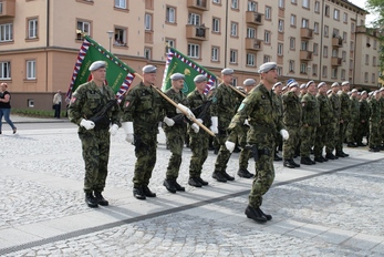 Praporečníci přináší bojové prapory