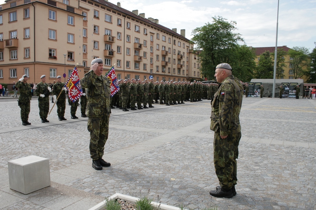 Velitel jednotky podává hlášení veliteli útvaru