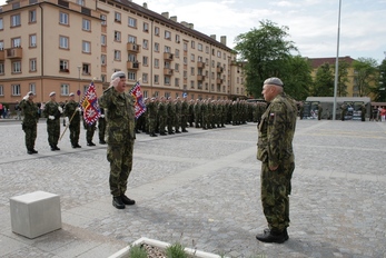 Velitel jednotky podává hlášení veliteli útvaru