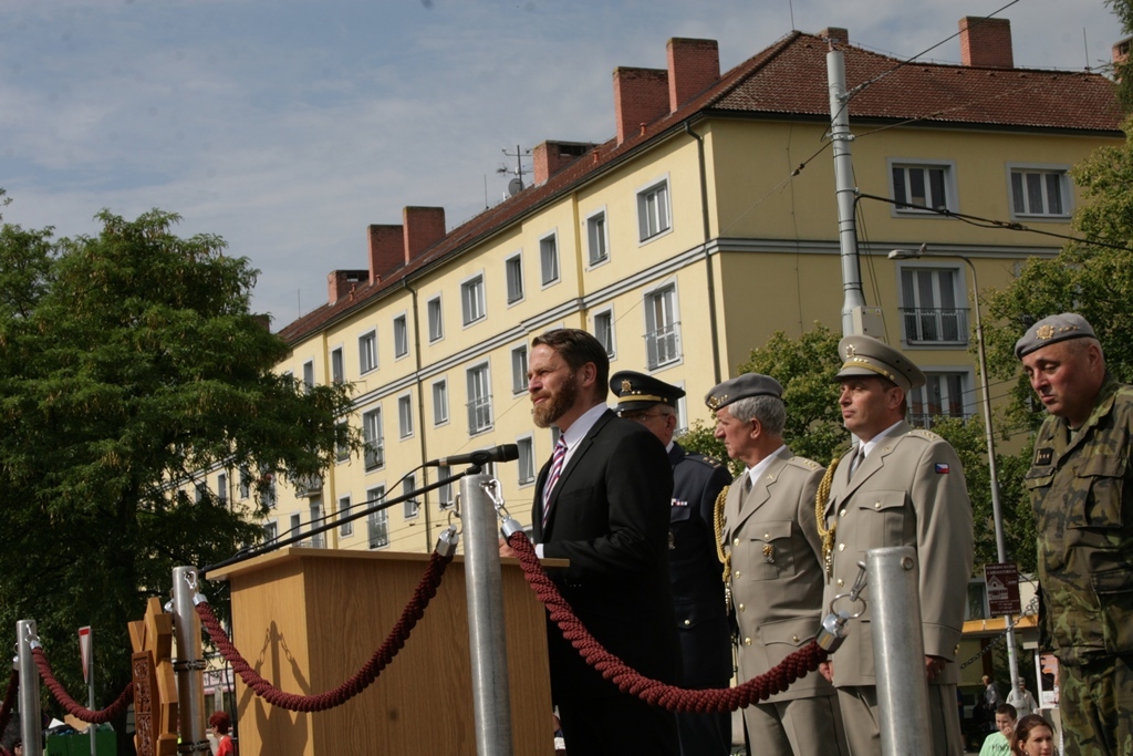 Nastoupené vojáky pozdravil poslanec Jan Řehounek 