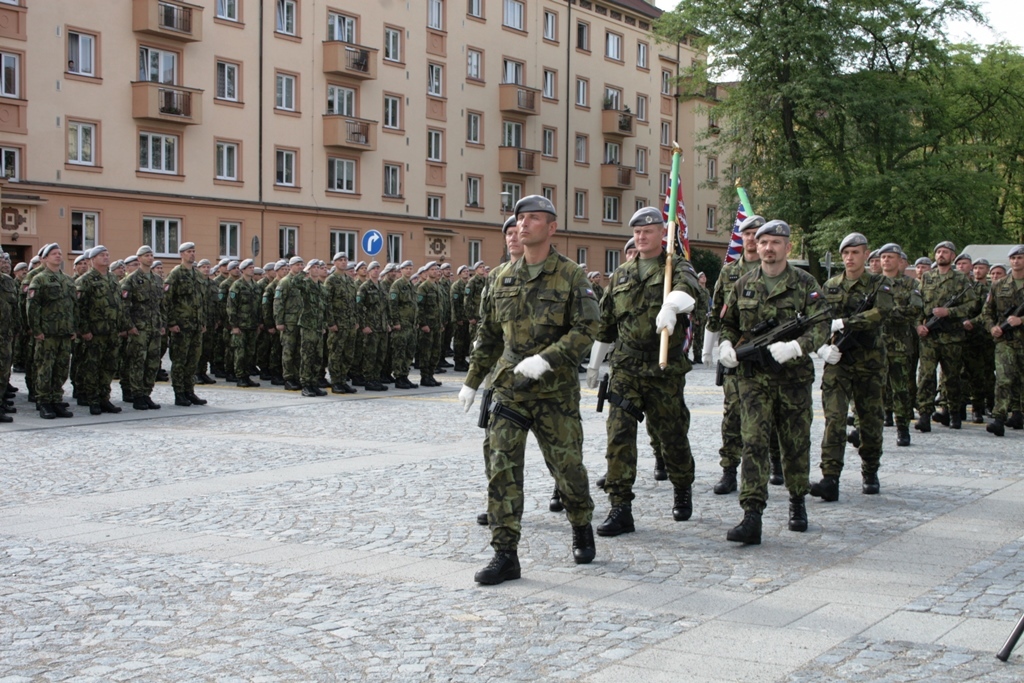 Praporečníci odnášejí bojové prapory v závěru nástupu