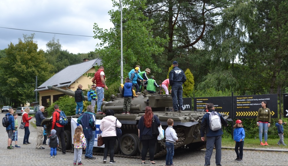 Tank přilákal spousty dětí