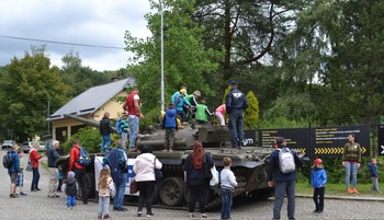 Tank přilákal spousty dětí