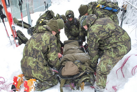 Vojáci zachraňovali osobu zasypanou lavinou 