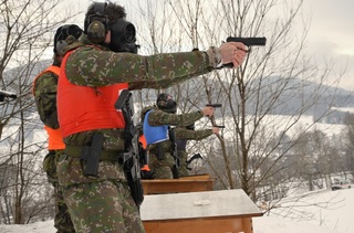 Střelba z pistole Phantom v ochranné masce
