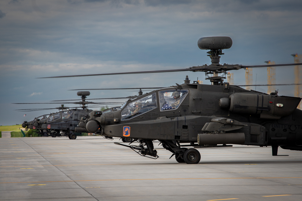AH-64 (Apache)