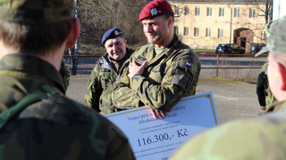 Vojáci pěší roty AZ Středočeského kraje přispěli do Vojenského fondu solidarity částkou 116 tisíc
