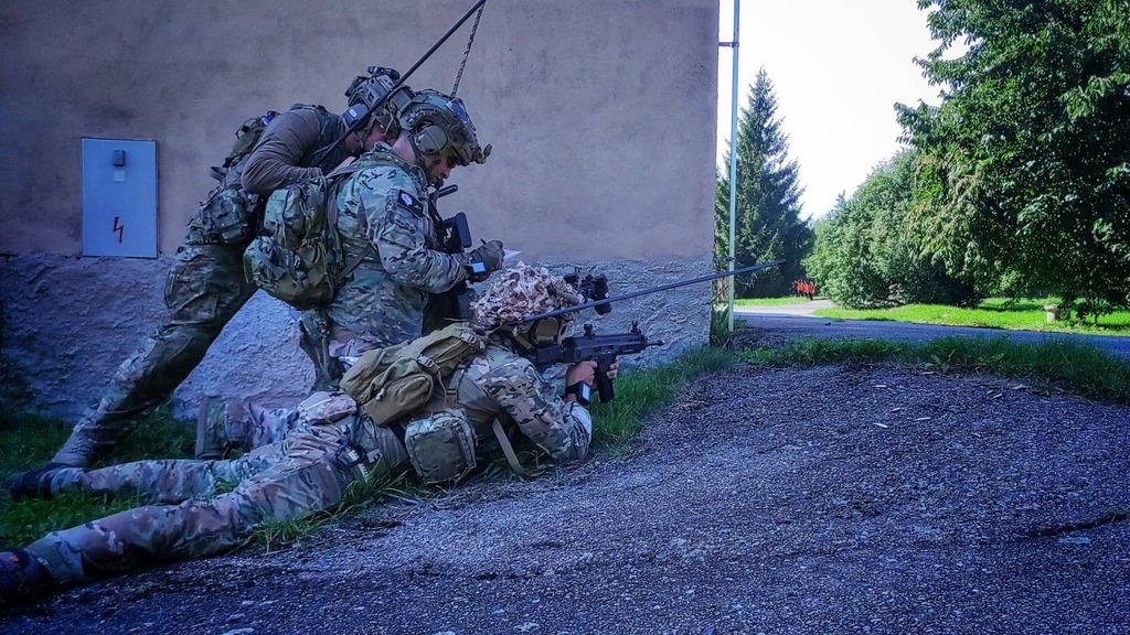 JTAC provádí navádění na cíl v zastavěné oblasti
