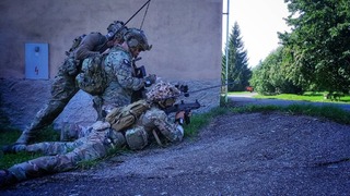 JTAC provádí navádění na cíl v zastavěné oblasti