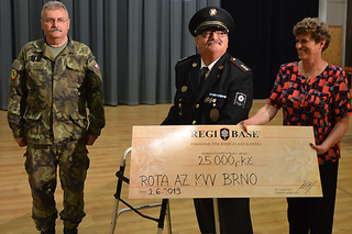 Předání šeku Atillu Fabiánovi