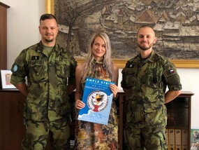 Příslušníci mobilního týmu CIMIC s tiskovou mluvčí Českého Krumlova