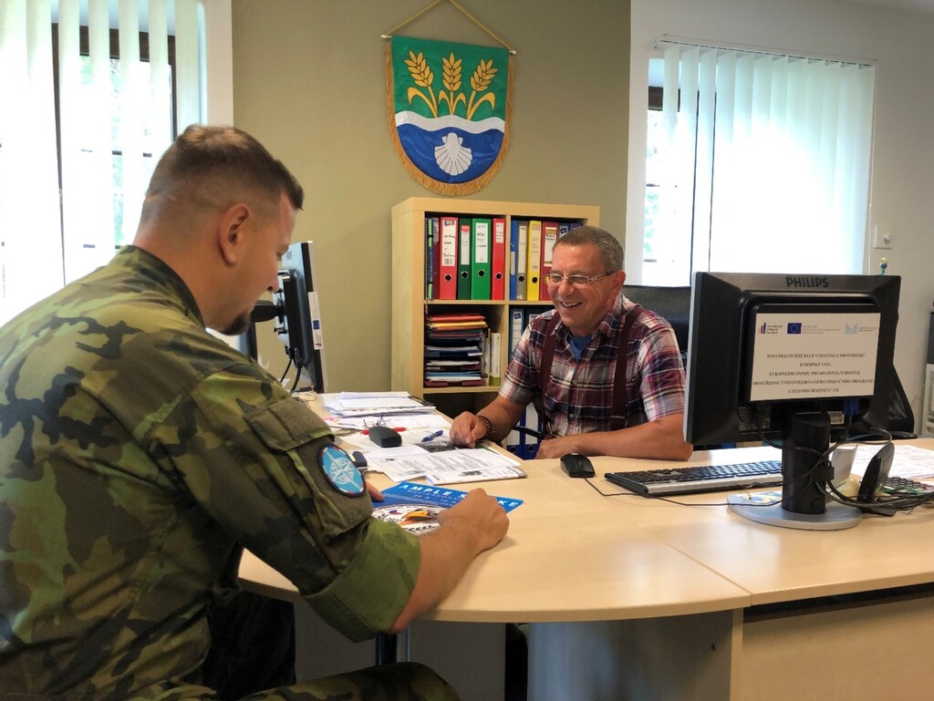 příslušník mobilního týmu CIMIC se starostou Želnavy