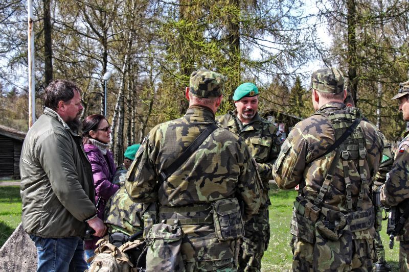 Velitel 7. mb plukovník Pavel Lipka v rozhovoru s Hirkovými a vojáky