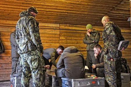 Rakouští průzkumníci vydávají rozkaz pod pečlivým dohledem rozhodčích