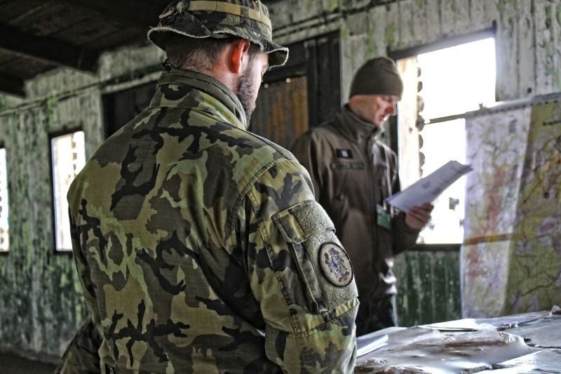 Rozhodčí se věnují všem průzkumným skupinám bez výjimky