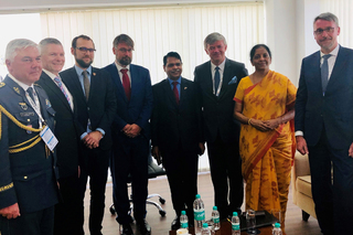 Meeting with the Indian Defence Minister. Left to right: Czech Defence Attaché in India Major General Jaromír Šebesta, President of the Czech Defence and Security Industry Association Jiří Hynek, Director of the MoD Defence Industrial Cooperation Department Tomáš Kopečný, Deputy Defence Minister Jakub Landovský, Honorary Consul C.S. Prakash, Czech Ambassador to India Milan Hovorka, Minister of Defence of India Nirmala Sitharaman and Czech Defence Minister Metnar.