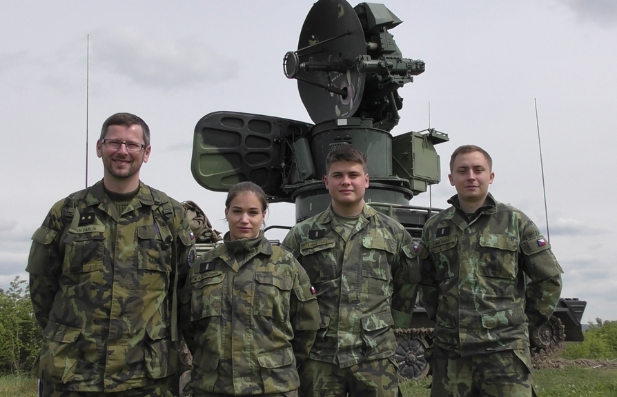 Studenti se se svým pedagogem zúčastnili během loňského května zápočtových střeleb z protiletadlového raketového systému 2K12 KUB
