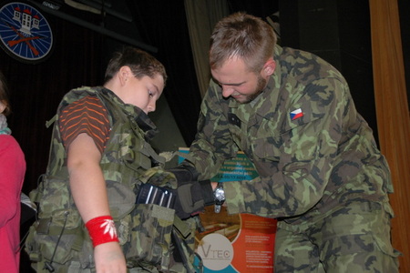 Děti se seznámily s výstrojí a výzbrojí  vojáků 7. mb z Hranic 