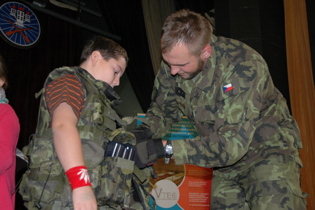 Děti se seznámily s výstrojí a výzbrojí  vojáků 7. mb z Hranic 