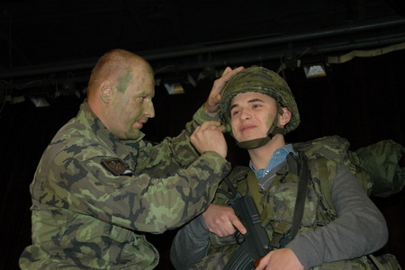 Přilba, to je pro vojáka základ