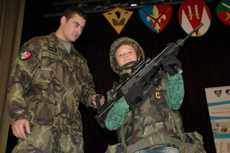 Děti se seznámily s výstrojí a výzbrojí  vojáků 7. mb z Hranic (2)