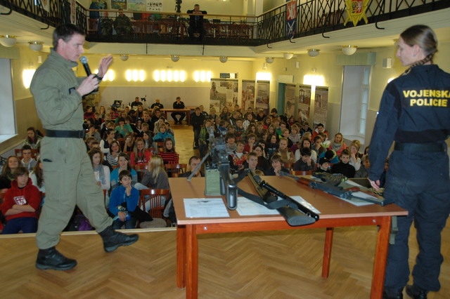 Příslušníci VP Olomouc připravili pro žáky komponovaný program