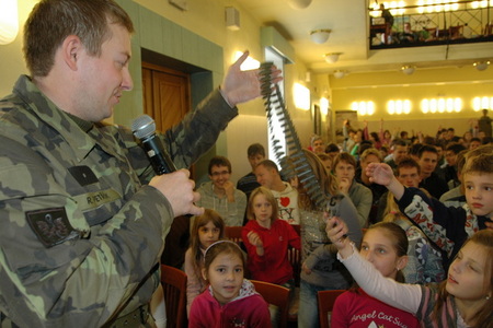 Kulometný pás nábojů si mohly děti prohlédnout zblízka
