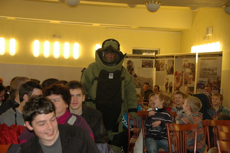 Do sálu přichází pyrotechnik