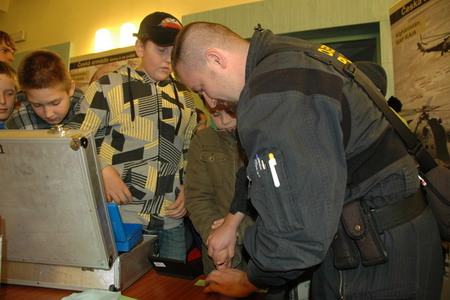 Kriminalisté VP snímali dětem otisky prstů