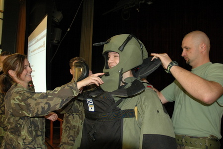 O speciální oblek pro pyrotechnika byl velký zájem