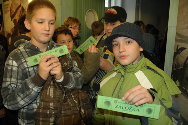 Záložky s otisky prstů dostaly děti na památku