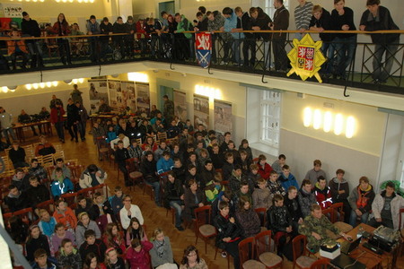 Zaplněný sál Domu armády