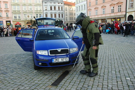 Pyrotechnik prohledává auto