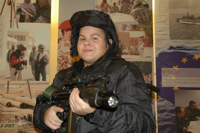  Děti se zajímaly o výzbroj a výstroj příslušníků VP