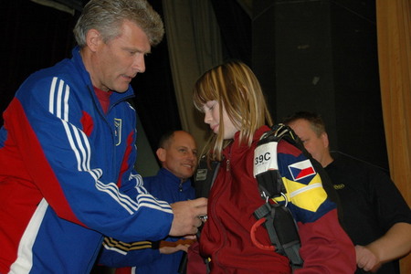 Armádní parašutisté pomáhají do speciální kombinézy