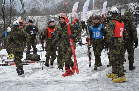 Vojáci se připravují na paralelní slalom