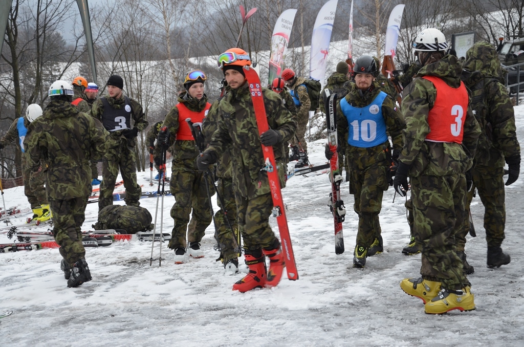 Vojáci se připravují na paralelní slalom