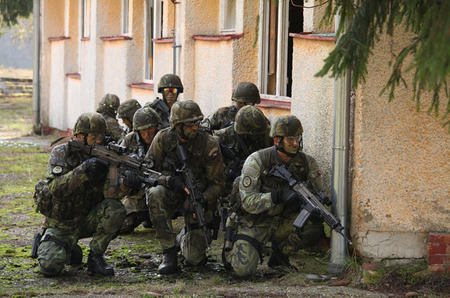 V předcházejících dnech vedli čeští vojáci společně s partnery z Visegrádské čtyřky intenzivní bojovou činnost  