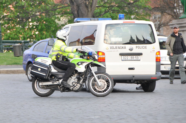 Kolonu techniky AČR doprovodili  na Hradčanské náměstí v Praze příslušníci Vojenské policie