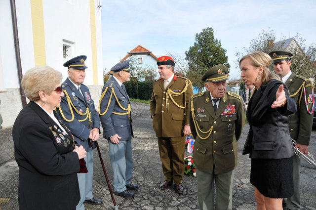 Čestnými hosty byli druhováleční veteráni i přidělenec obrany Velké Británie plk. Andrew Shepherd