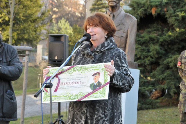Starostka Městské části Praha 6 Marie Kousalíková vzpomínala s úctou na čestného občana armádního generála Tomáše Sedláčka a předala občanskému sdružení šek na 300 tisíc korun