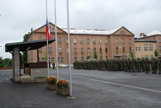 Vojáci libereckého pluku a výsadkoví veteráni se sešli na nástupišti v Kasárnách 6. října, aby společně uctili památku zemřelých vojáků.