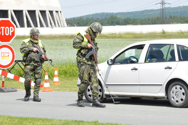 Poté následuje důkladná kontrola osob i vozidla