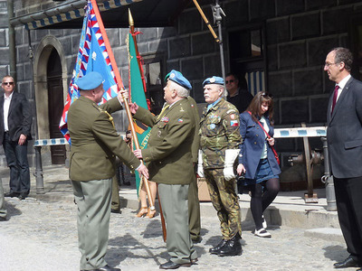 Nad Českým Krumlovem opět zavlál prapor Modrých baretů