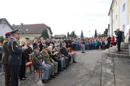 Ze slavnostního odhalení pamětní desky št.kpt. Ladislavu Říhovi před želečským Špejcharem