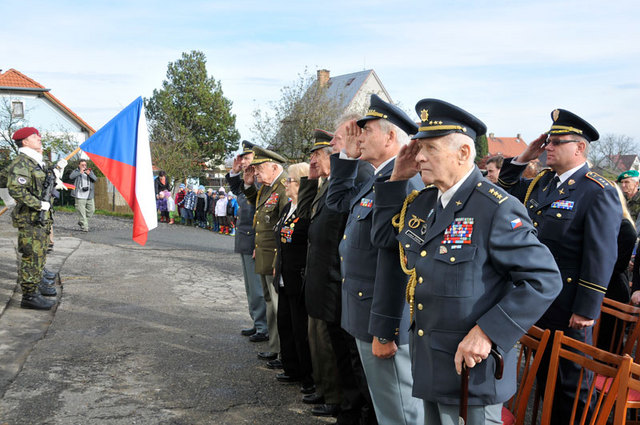 Váleční veteráni a další hosté vzdávají čest želečskému rodákovi