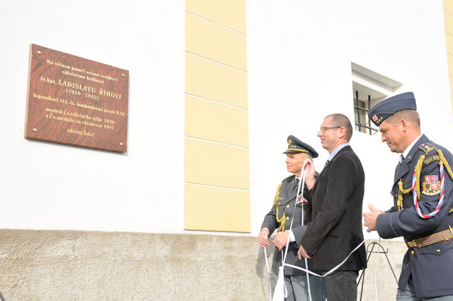 Pamětní deska št.kpt.  i.m. Ladislavu Říhovi byla odhalena na želečské galerii Špejchar