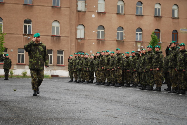 Velitel pluku plukovník gšt. Radek Černý před nastoupenou jednotkou.
